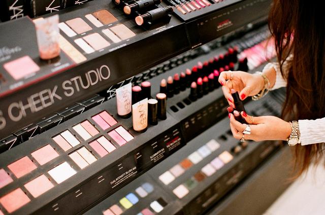 2019年社会消费品零售总额首次突破40万亿元,化妆品消费增长快